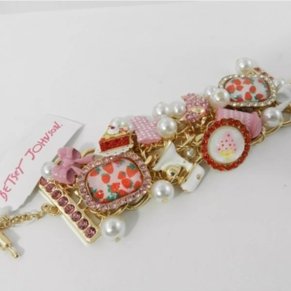 ❤️🔹️BETSEY JOHNSON🔹️ CHARM BABY CAKES BRACELET BAKING GOLDTONE RETAIL $128 - Picture 3 of 7